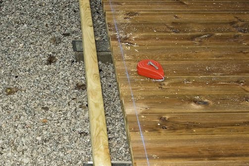 Käsisirkkeli: Lautojen päiden katkaiseminen aloitetaan mittaamalla suorakulmaisen linjan paikka. käsisirkkelin käyttö